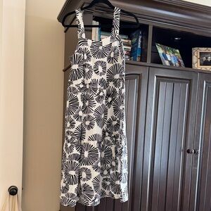 LOFT modern Black and White Floral-Print cotton dress.  Petite Medium